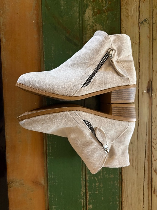 unknown Shoes - Women's Cream Suede Ankle Boots with Side Zip -Size 6